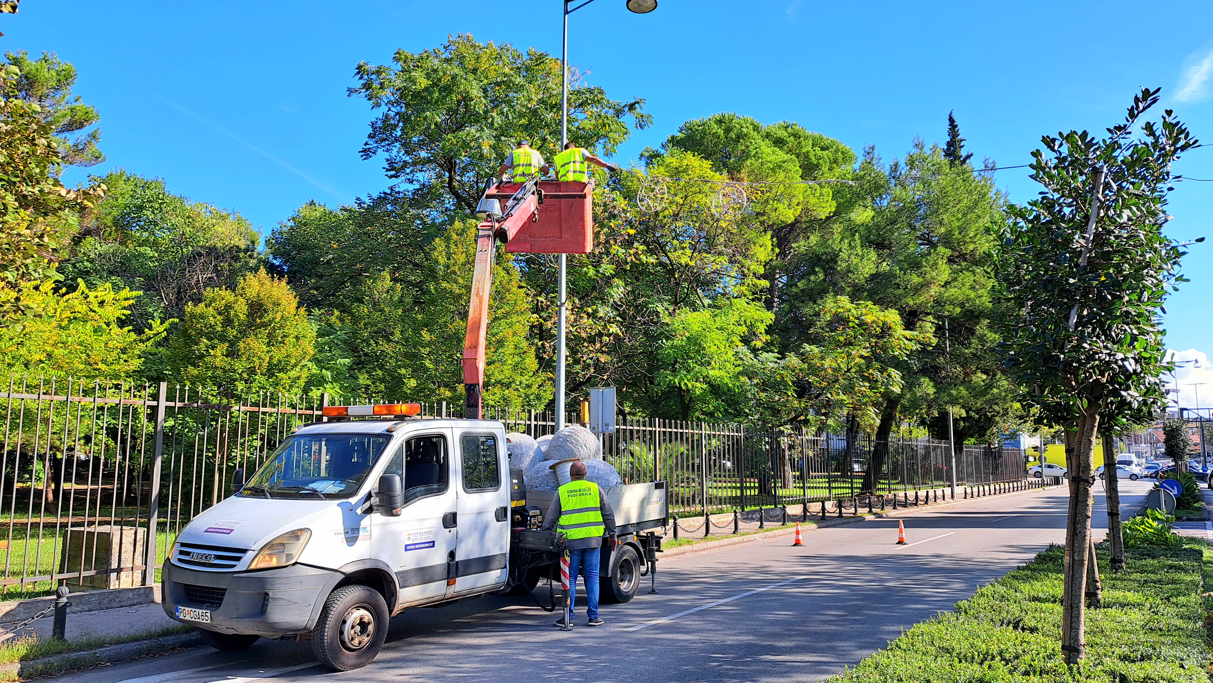 Počeli radovi na novogodišnjem ukrašavanju Podgorice