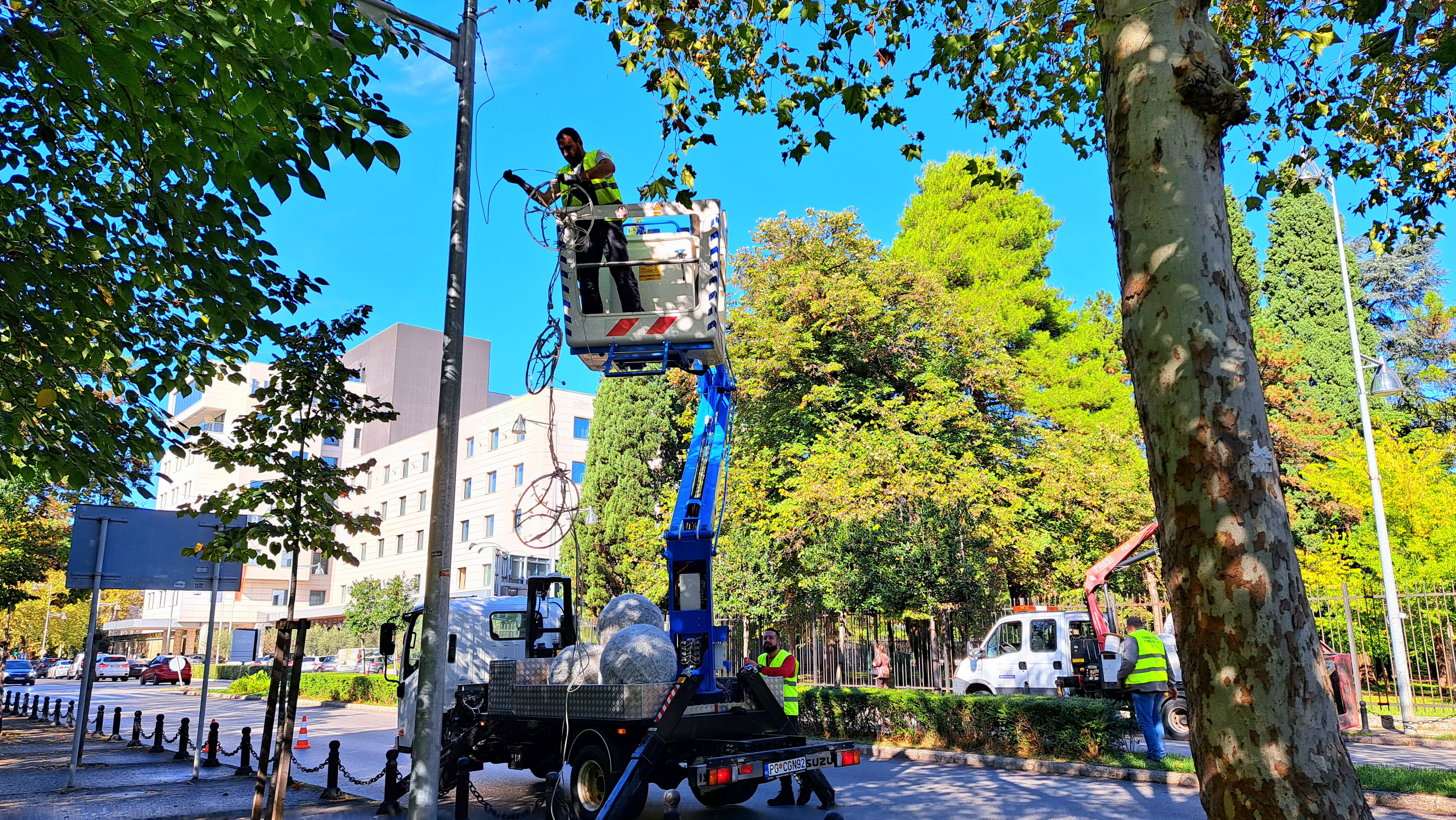 Počeli radovi na novogodišnjem ukrašavanju Podgorice