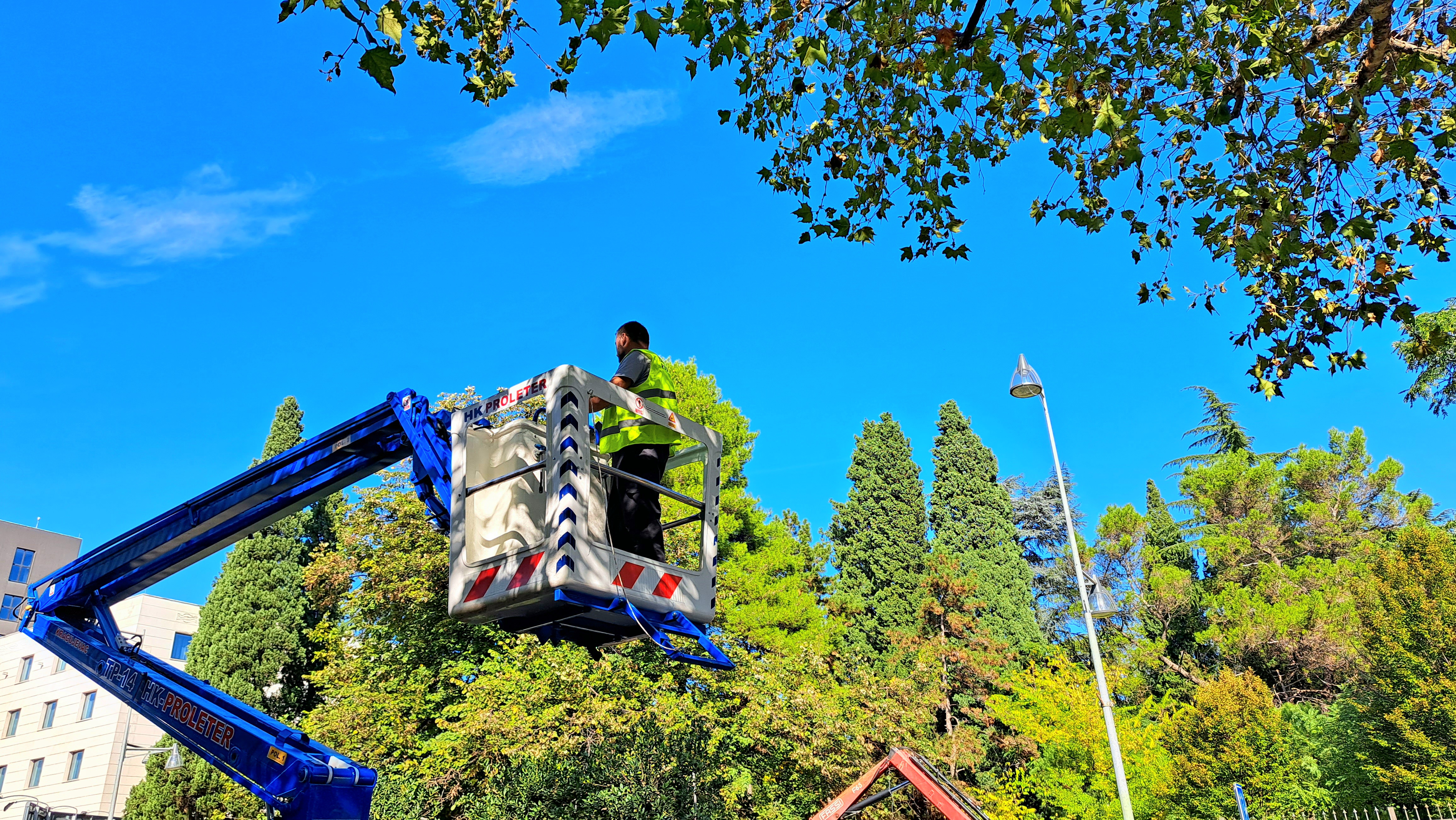 Počeli radovi na novogodišnjem ukrašavanju Podgorice