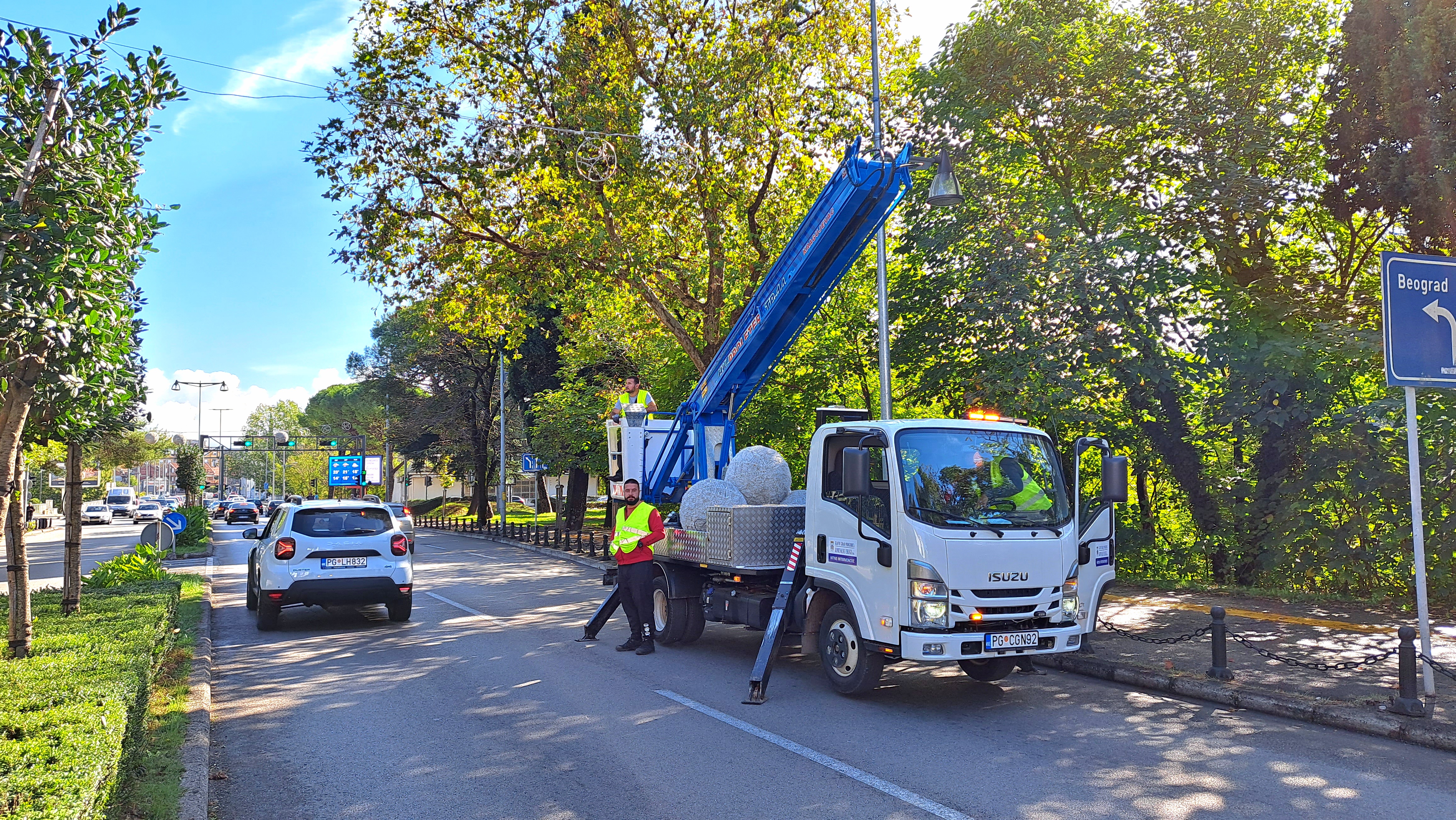 Počeli radovi na novogodišnjem ukrašavanju Podgorice