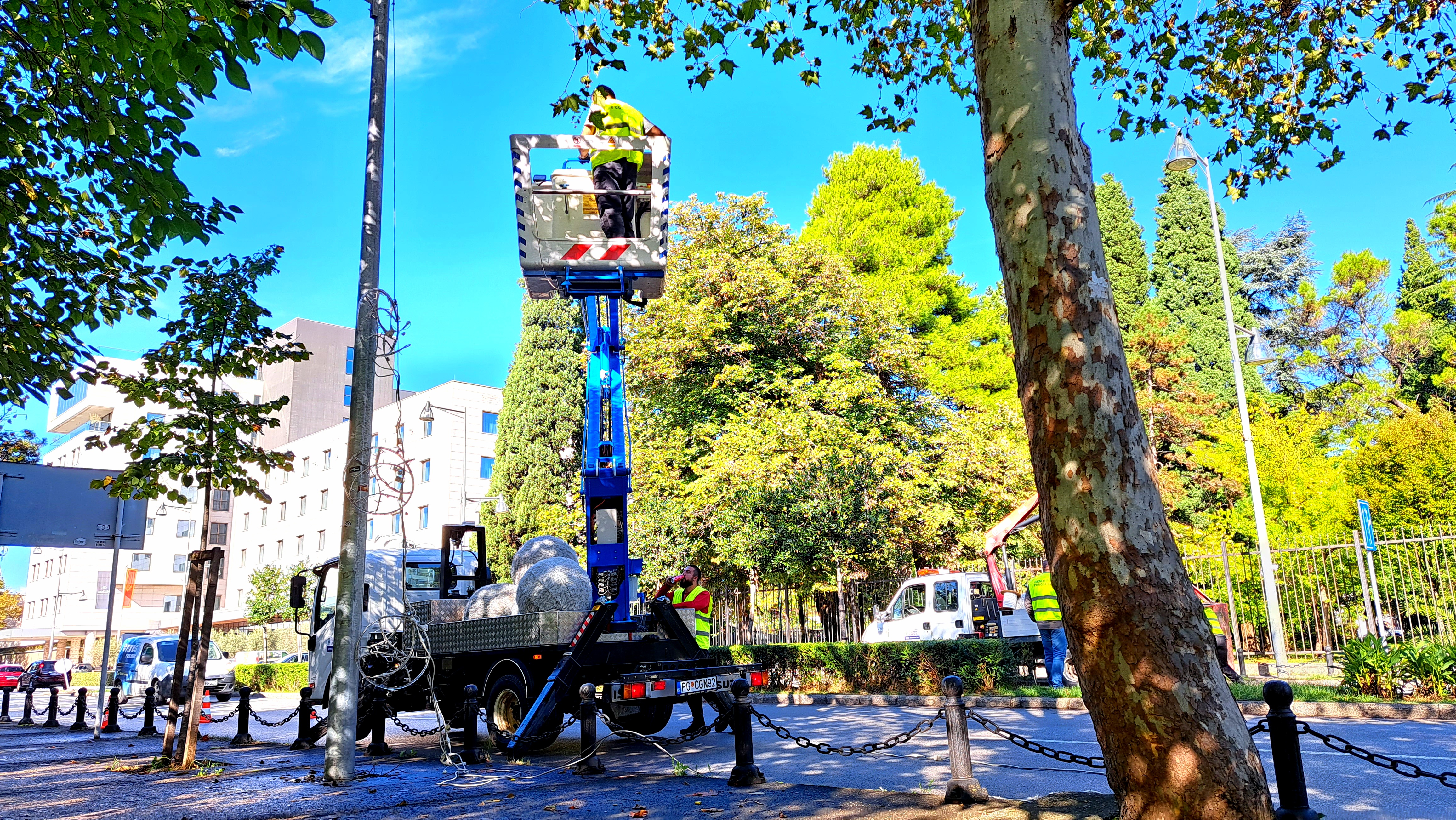 Počeli radovi na novogodišnjem ukrašavanju Podgorice