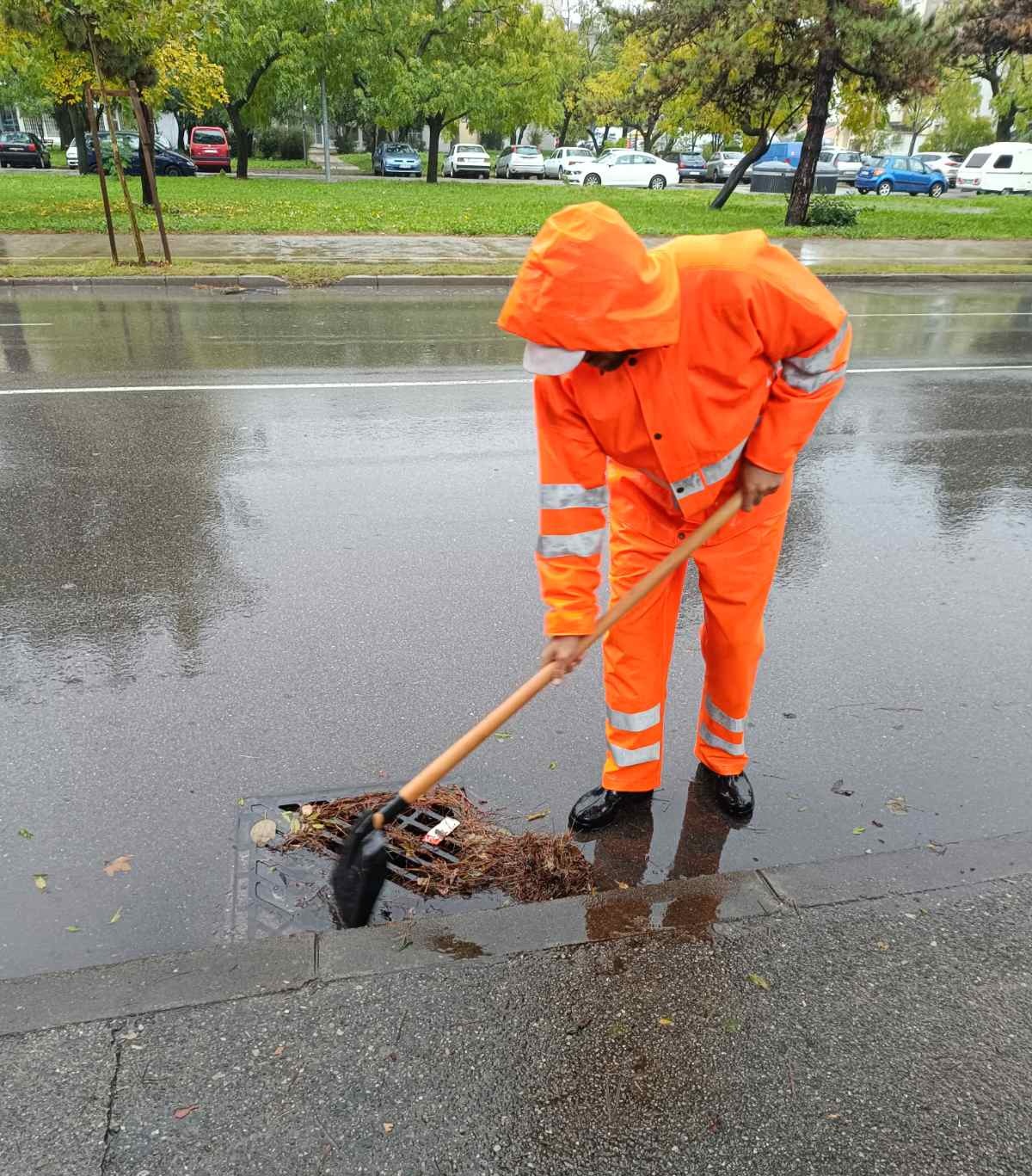 Zbog nevremena u Podgorici Služba zaštite i spašavanja interveniše na više lokacija; Sve službe Glavnog grada u stanju pripravnosti i na terenu