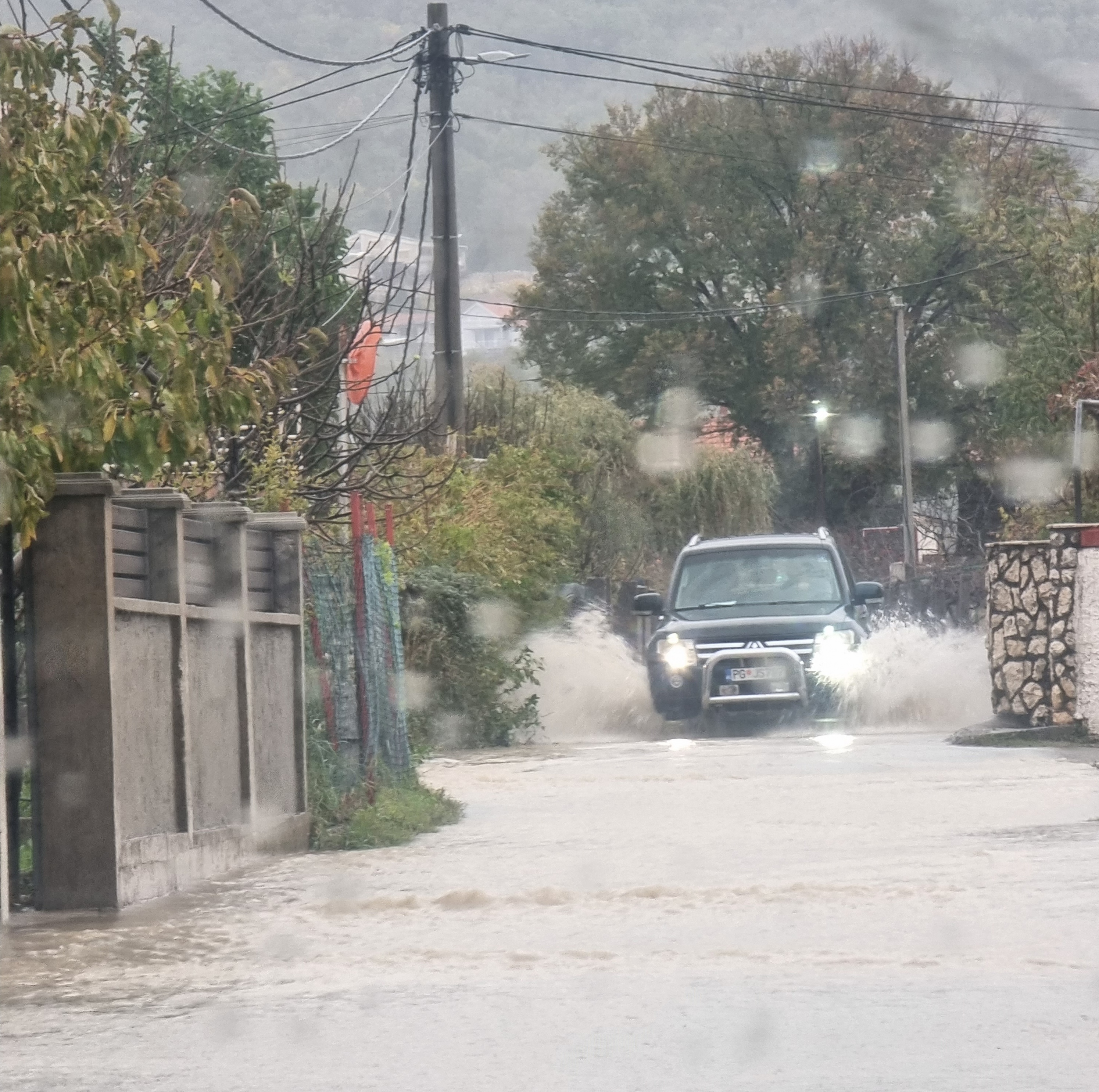 Zbog nevremena u Podgorici Služba zaštite i spašavanja interveniše na više lokacija; Sve službe Glavnog grada u stanju pripravnosti i na terenu