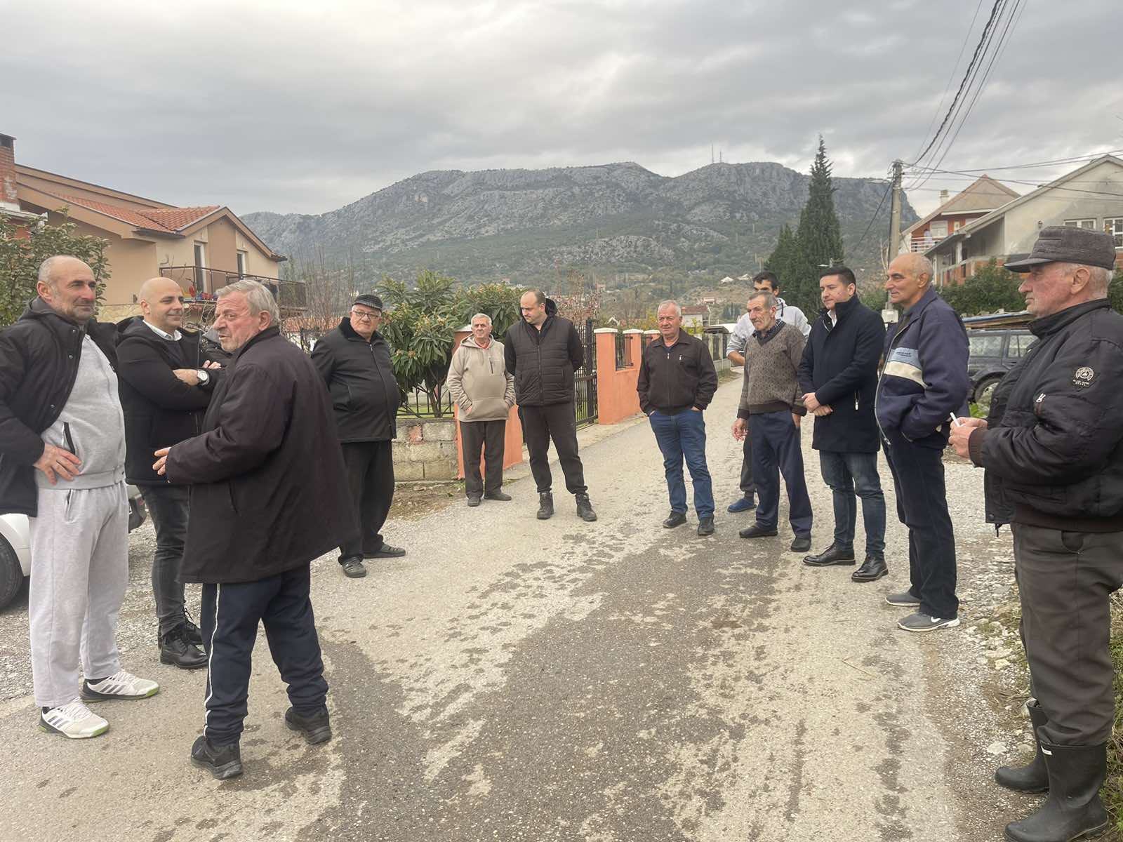 DAJKOVIĆ OBIŠAO MJEŠTANE MASLINA: NADLEŽNA PREDUZEĆA ĆE OČISTITI KANAL, POPLAVE SE DEŠAVAJU I ZBOG LJUDSKOG FAKTORA