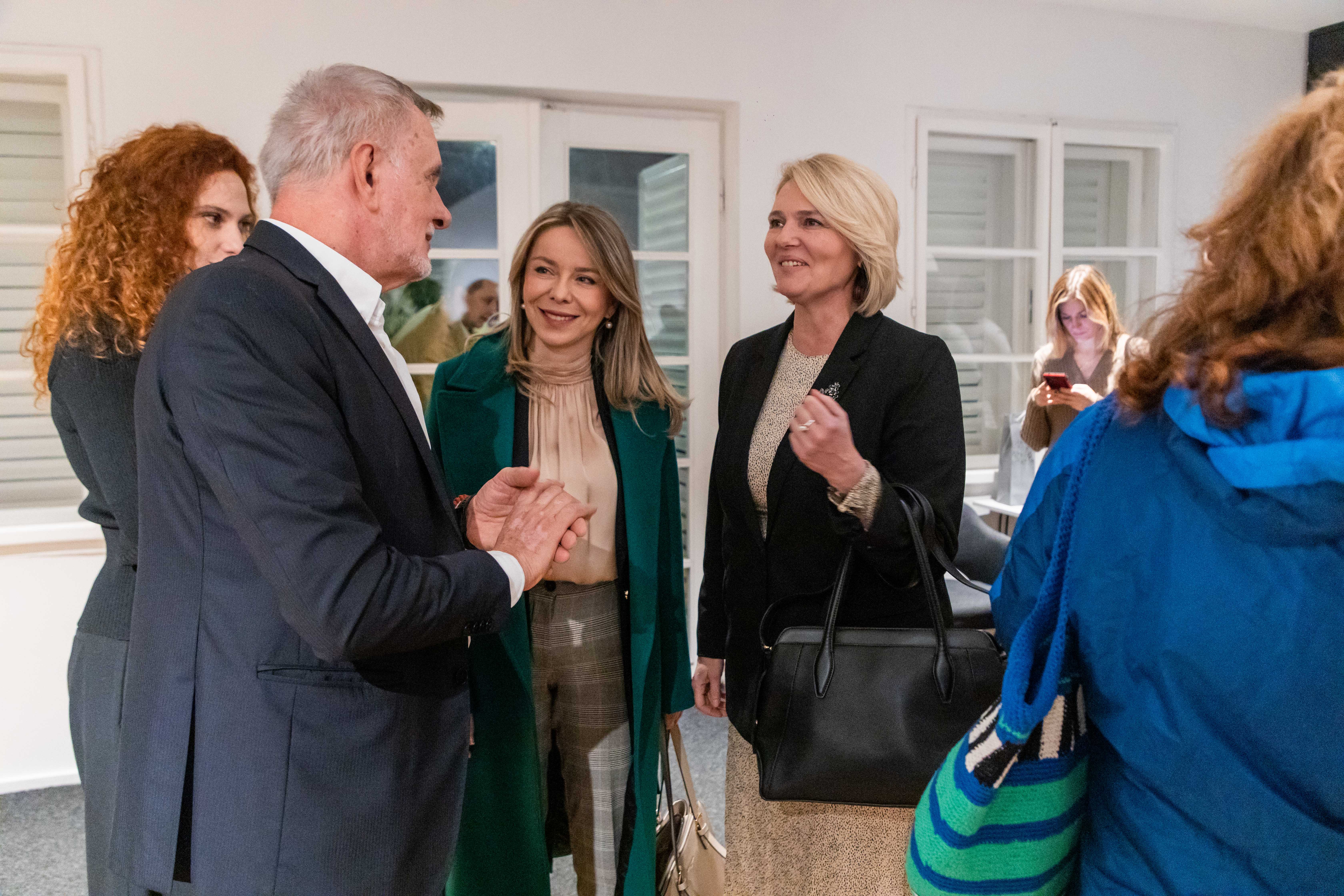 Izložba karikaturiste Gorana Šćekića otvorena u Kuslevovoj kući