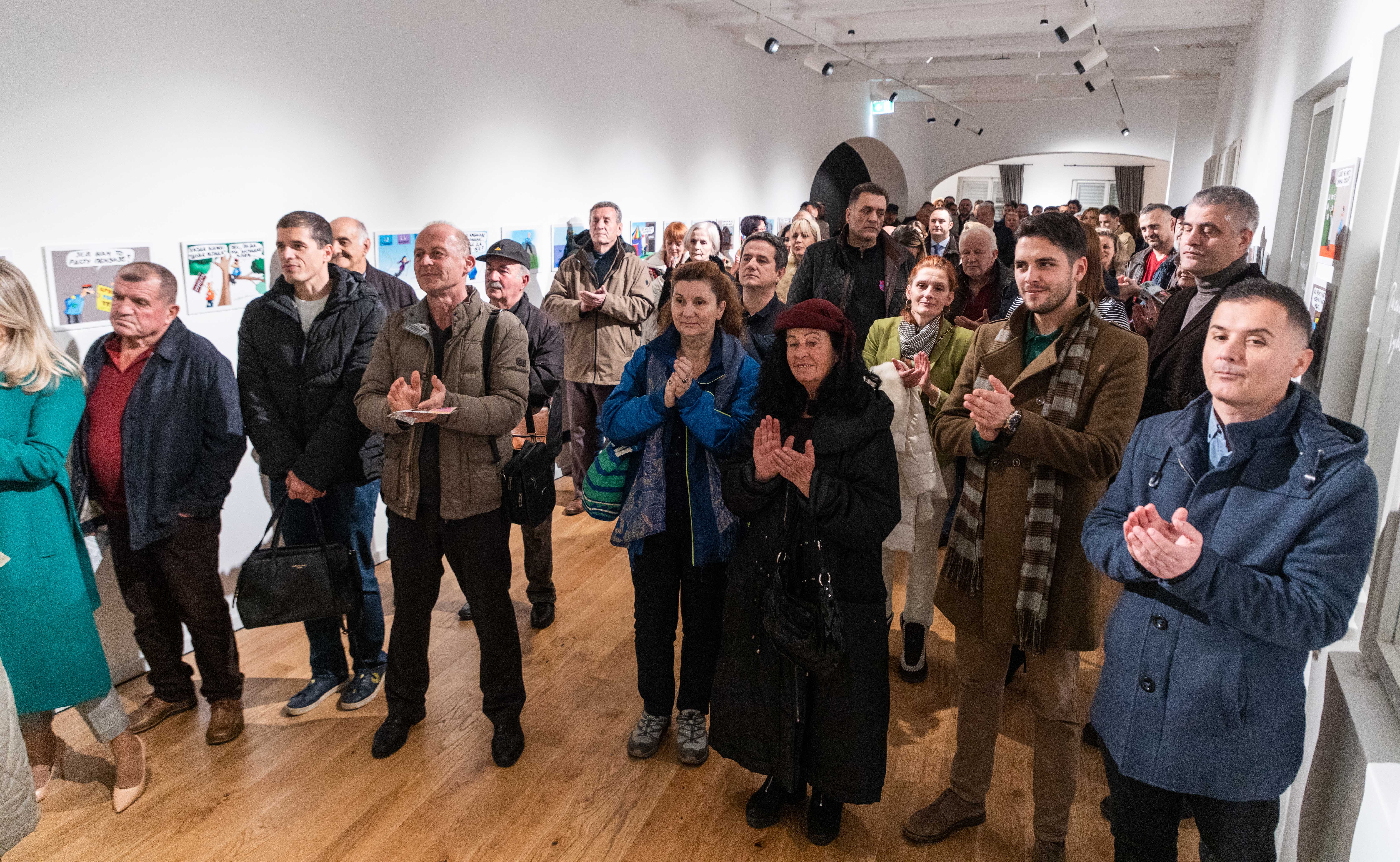 Izložba karikaturiste Gorana Šćekića otvorena u Kuslevovoj kući