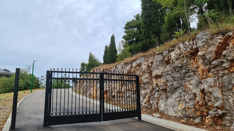 Novi parkovski mobilijar na brdu Ljubović
