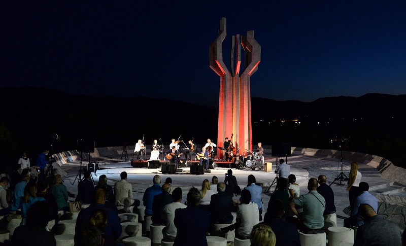 Glavni grad organizovao koncert povodom Dana državnosti: Duo gitara Bulatović- Nikčević nastupili na Barutani