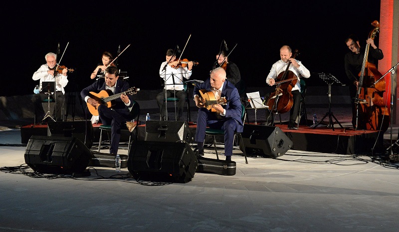 Glavni grad organizovao koncert povodom Dana državnosti: Duo gitara Bulatović- Nikčević nastupili na Barutani