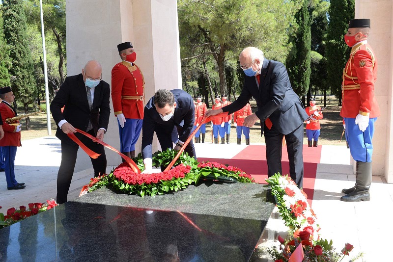 Povodom Dana državnosti Crne Gore delegacija Glavnog grada položila vijenac na spomenik Partizanu borcu na Gorici
