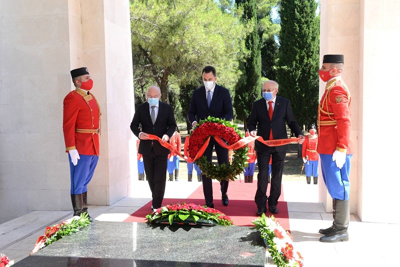 Povodom Dana državnosti Crne Gore  delegacija Glavnog grada položila vijenac na spomenik Partizanu borcu na Gorici