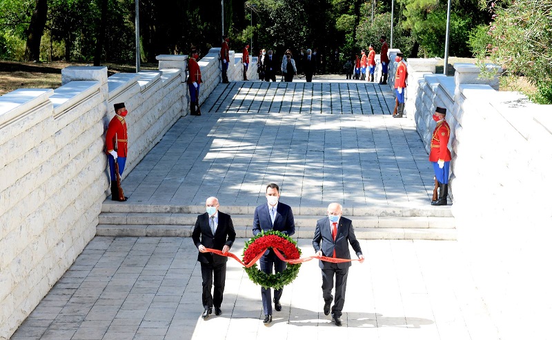 Povodom Dana državnosti Crne Gore  delegacija Glavnog grada položila vijenac na spomenik Partizanu borcu na Gorici