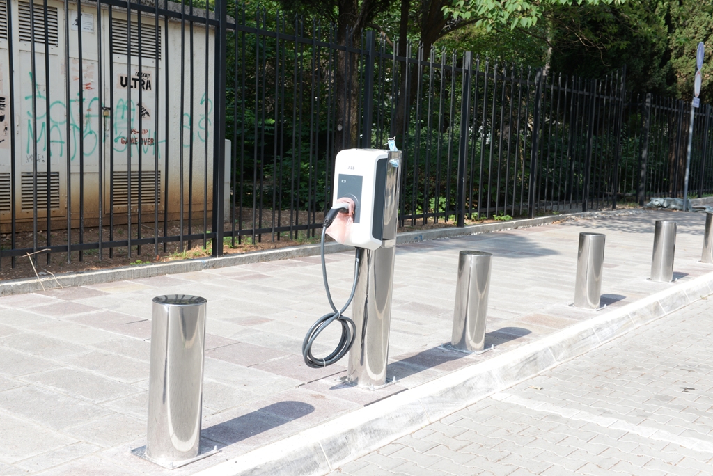 Ulica Vuka Karadžića dobila punionicu za električne automobile