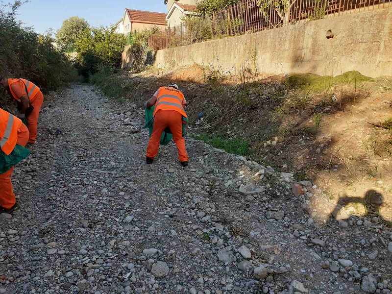 Ekipe gradske Čistoće uklanjanju otpad iz Savinog potoka