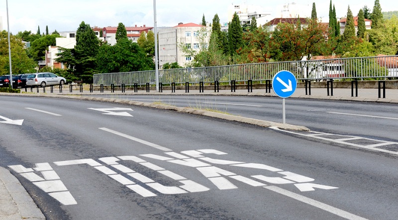 U susret novoj školskoj godini Putevi obnavljaju horizontalnu signalizaciju ispred obrazovnih ustanova