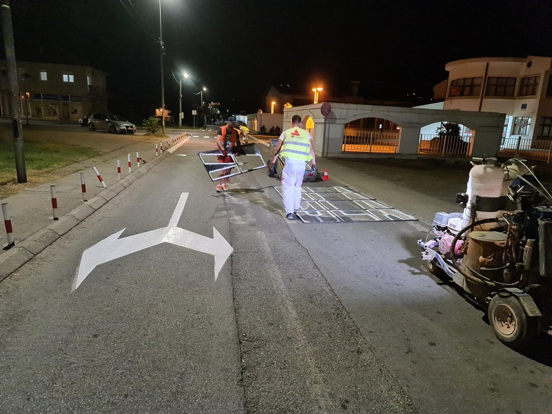 U susret novoj školskoj godini Putevi obnavljaju horizontalnu signalizaciju ispred obrazovnih ustanova