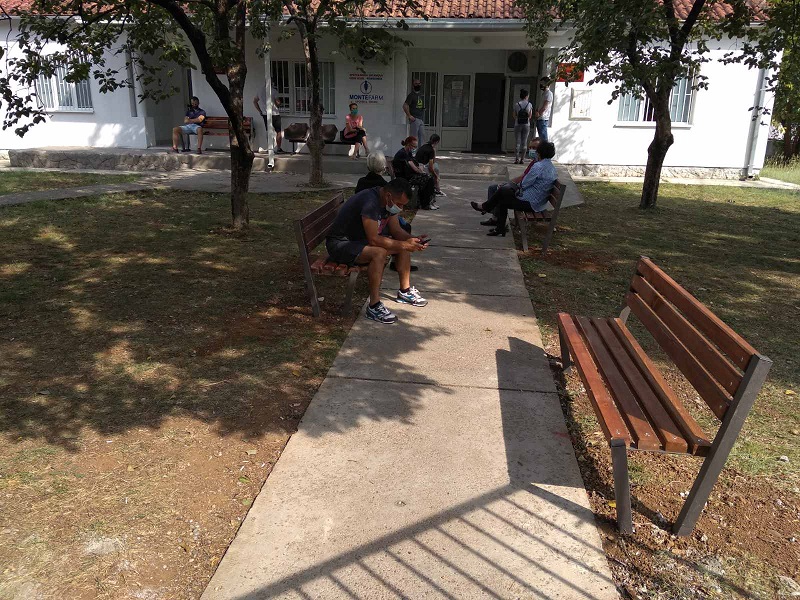 Gradsko Zelenilo postavilo nove klupe ispred Covid ambulante u Tološima