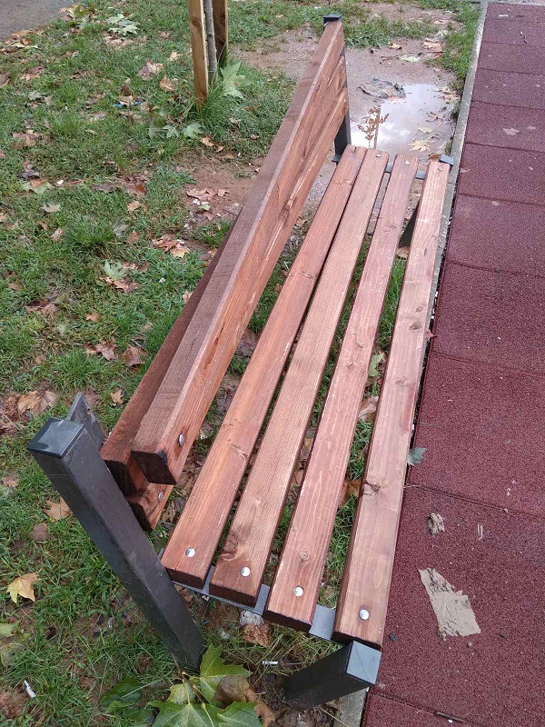 Parkovski mobilijar u Podgorici ponovo na meti vandala