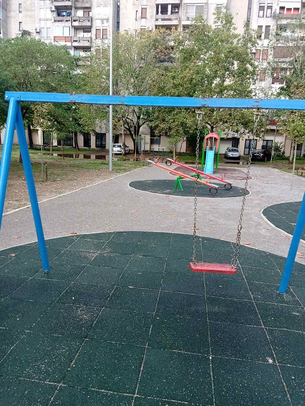 Parkovski mobilijar u Podgorici ponovo na meti vandala