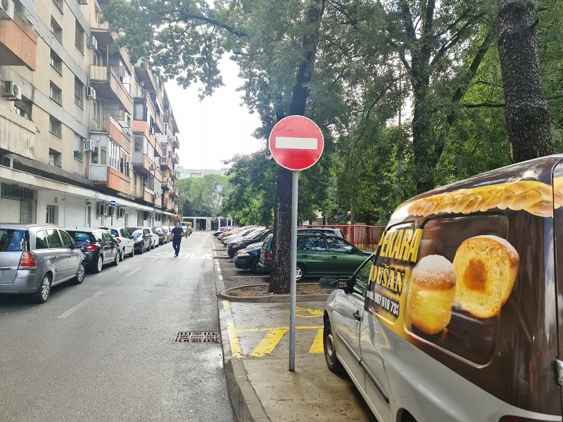Novi režim saobraćaja u blokovskoj saobraćajnici koja povezuje ulice Ivana Vujoševića i Moskovsku