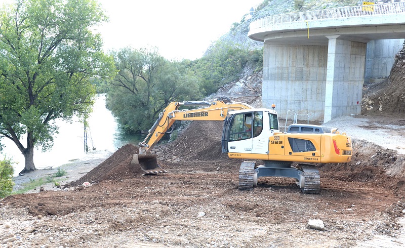 Počelo uređenje plaže u Rogamima