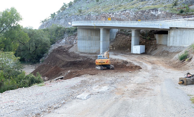 Počelo uređenje plaže u Rogamima