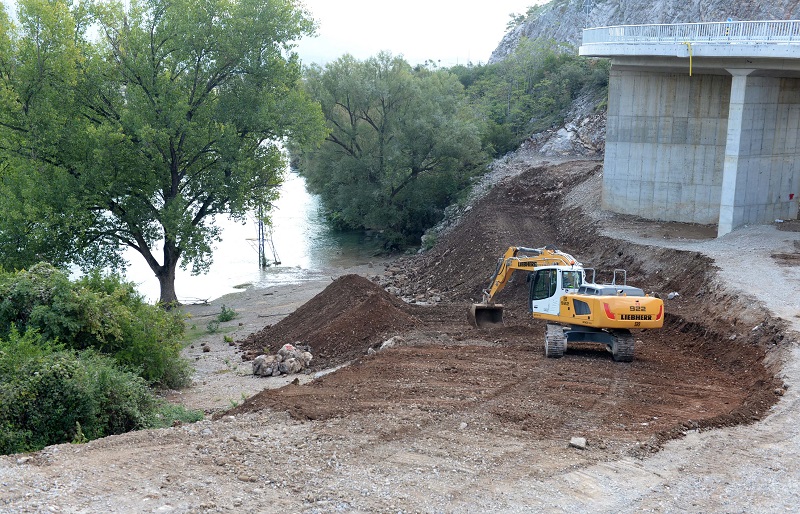Počelo uređenje plaže u Rogamima
