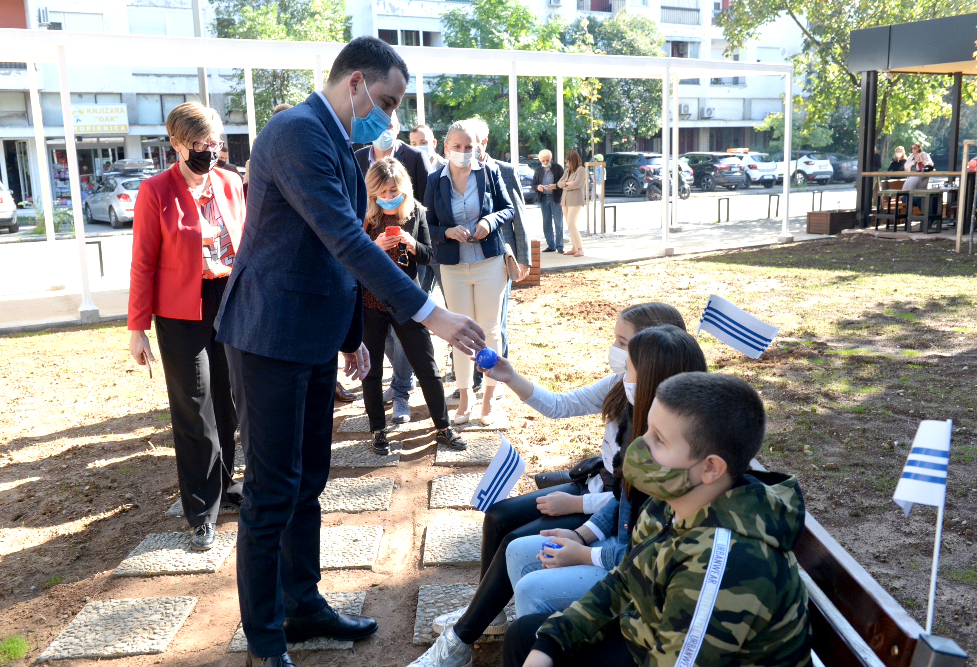 Uređena mikrolokacija ispred OŠ "Maksim Gorki"