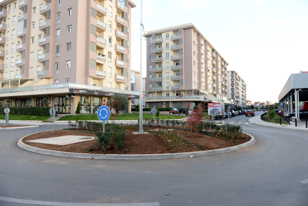 Pejzažno uređen kružni tok u ulici Vojvode Maša Đurovića u City kvartu