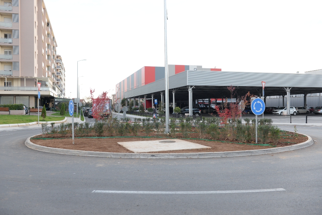 Pejzažno uređen kružni tok u ulici Vojvode Maša Đurovića u City kvartu