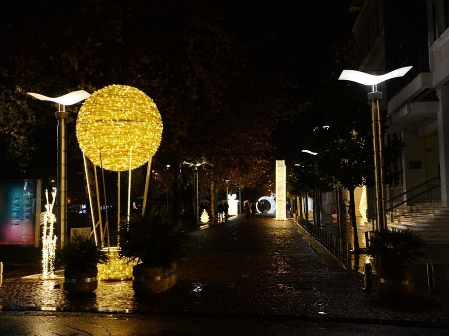 Počelo novogodišnje ukrašavanje Podgorice