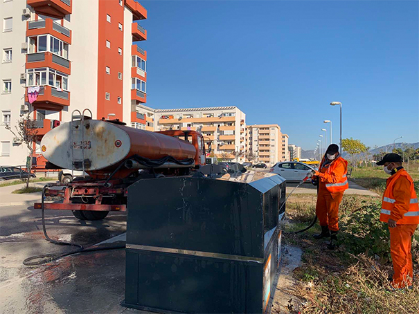 Ekipe Čistoće u sklopu redovnih aktivnosti dezinfikuju i čiste stubove javne rasvjete, saobraćajne znake i kante za otpatke