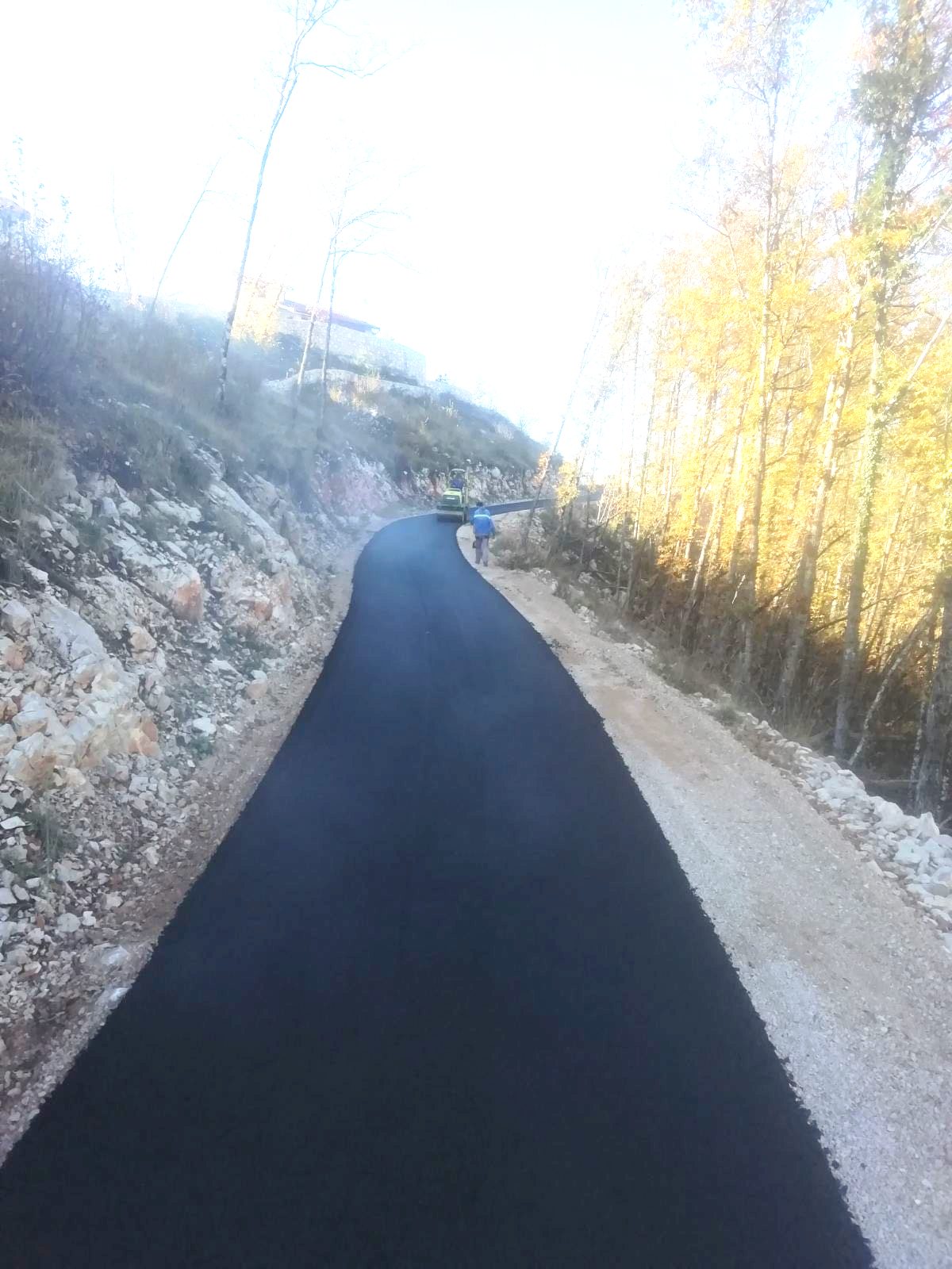 Putevi izvode radove na asfaltiranju putnog pravca Komani - Barjamovica u dužini od 6,5 km