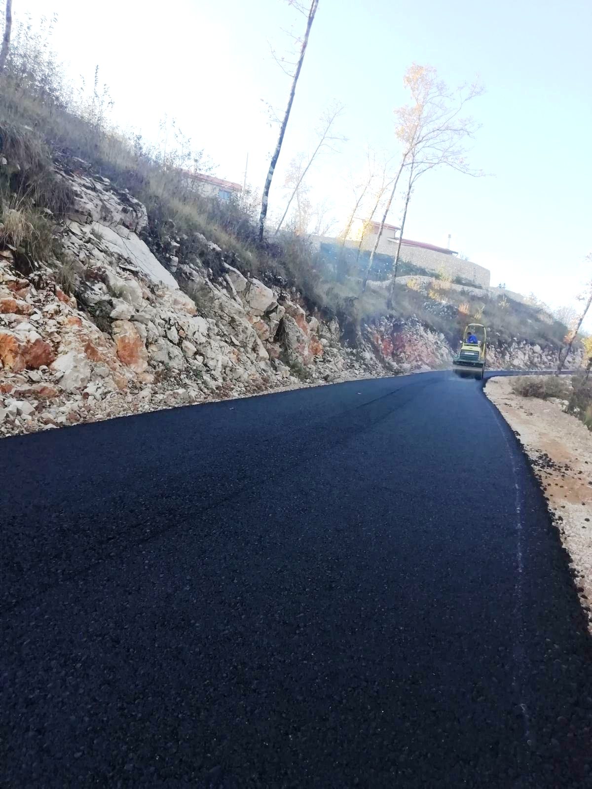Putevi izvode radove na asfaltiranju putnog pravca Komani - Barjamovica u dužini od 6,5 km