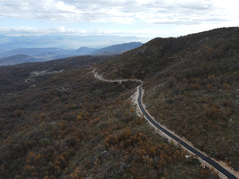 Završeno asfaltiranje putnog pravca Komani-Barjamovica u dužini od 6,5 km