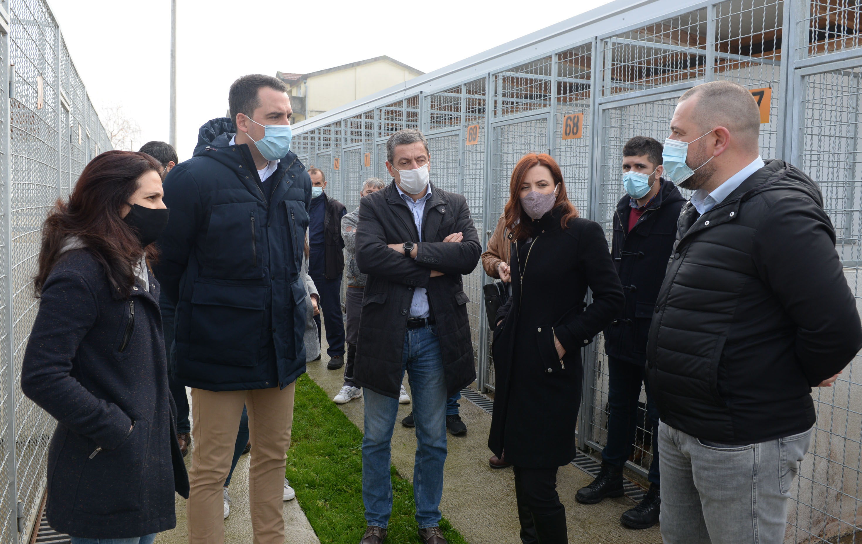 Vuković u posjeti podgoričkom azilu za napuštene pse: Odnos prema kućnim ljubimcima je veoma važno pitanje koje umnogome reflektuje stanje društvene zajednice