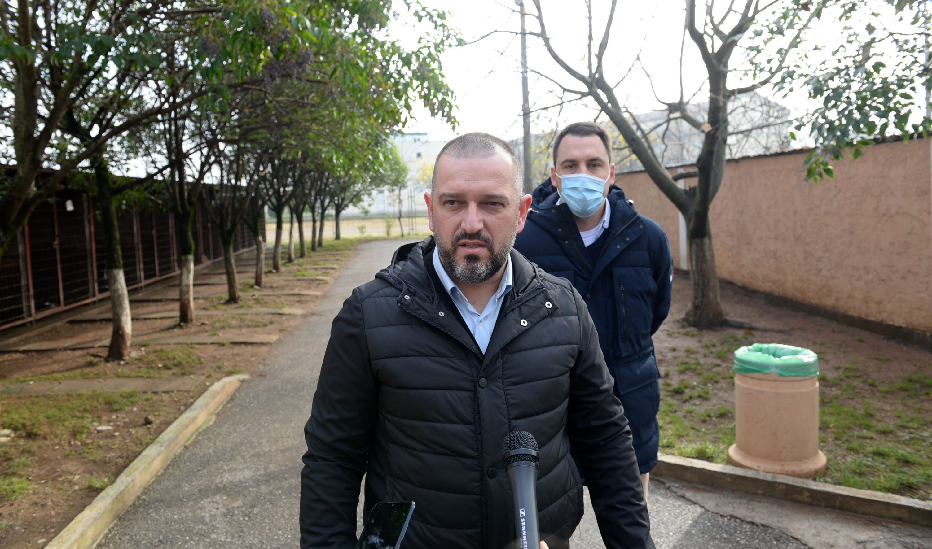 Vuković u posjeti podgoričkom azilu za napuštene pse: Odnos prema kućnim ljubimcima je veoma važno pitanje koje umnogome reflektuje stanje društvene zajednice