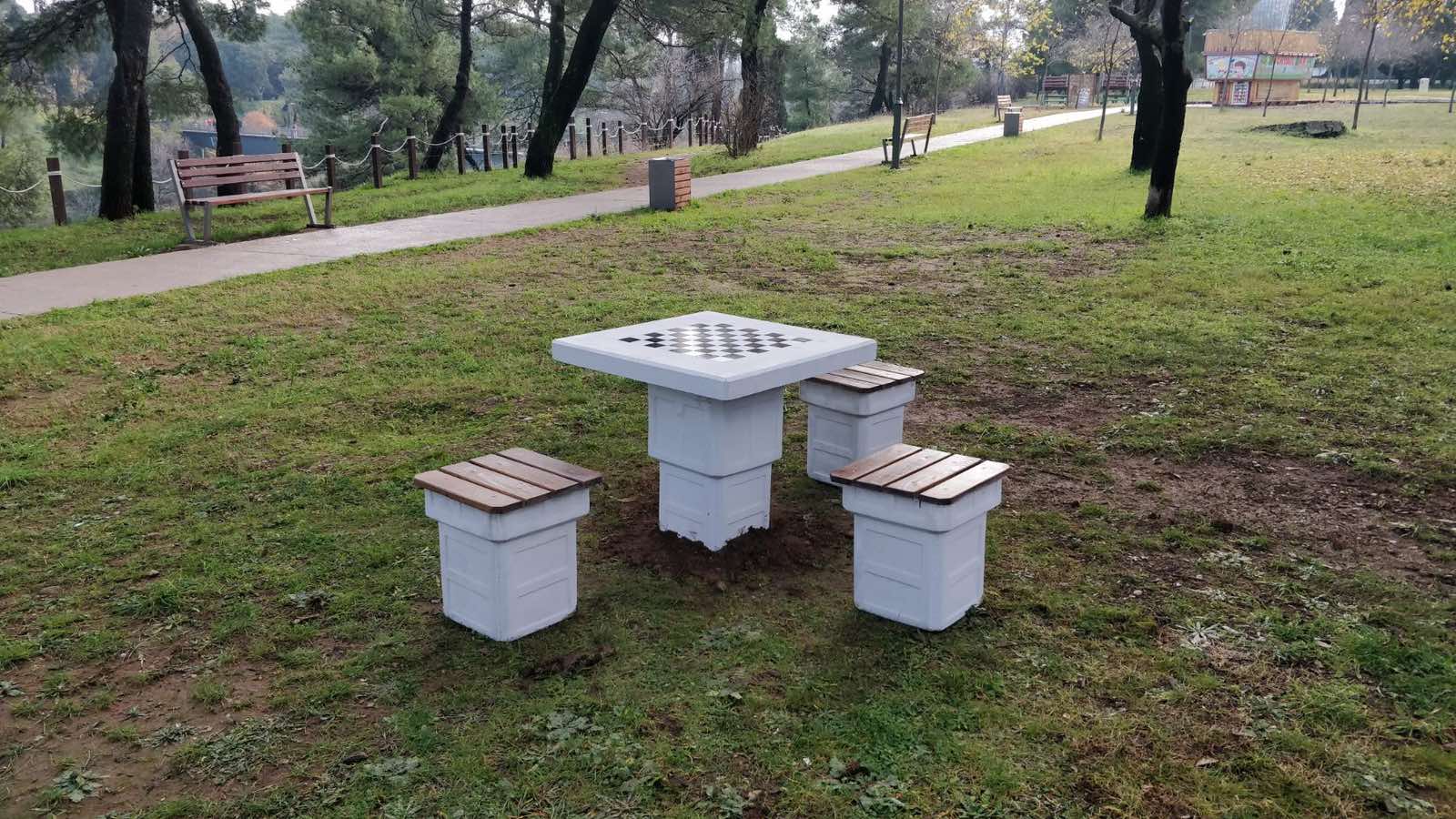 Na osam lokacija u Podgorici postavljeni stolovi za šah