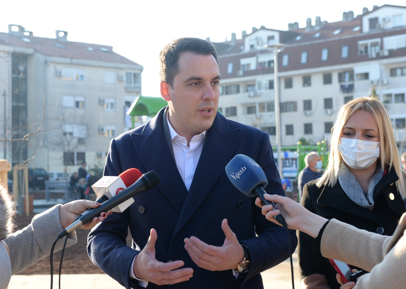 Stari aerodrom dobio novi park namijenjen svim generacijama: Dječije igralište, sportski poligon, stolovi za šah i stoni tenis novi sadržaji u Aerodromskoj ulici