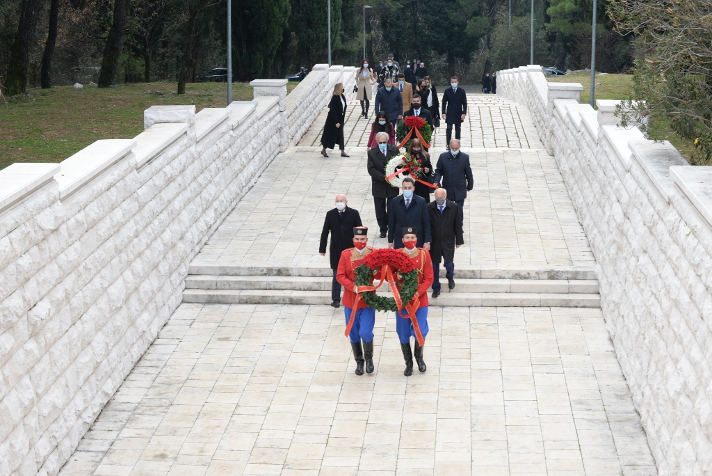Delegacija Glavnog grada položila vijence na spomenike Partizanu borcu i Josipu Brozu Titu