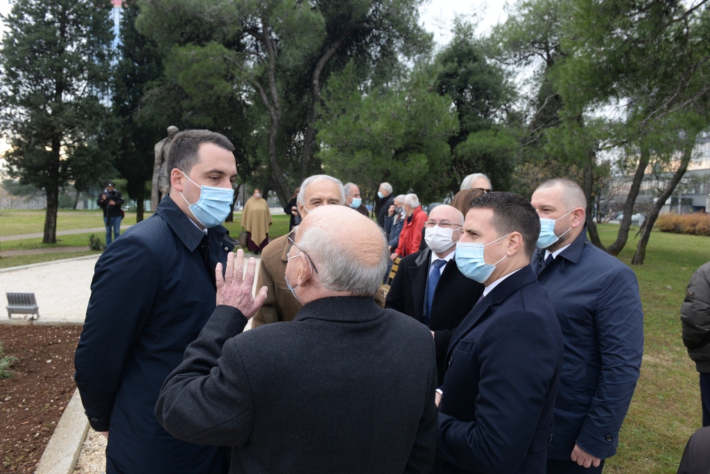 Delegacija Glavnog grada položila vijence na spomenike Partizanu borcu i Josipu Brozu Titu