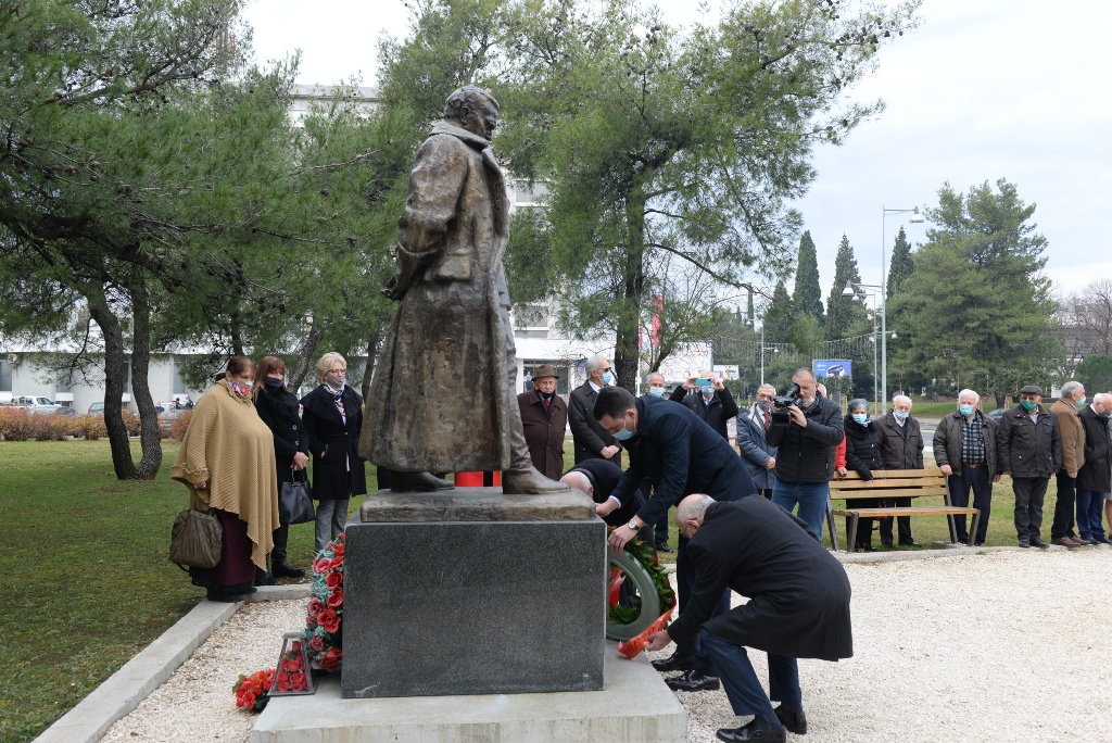 Delegacija Glavnog grada položila vijence na spomenike Partizanu borcu i Josipu Brozu Titu