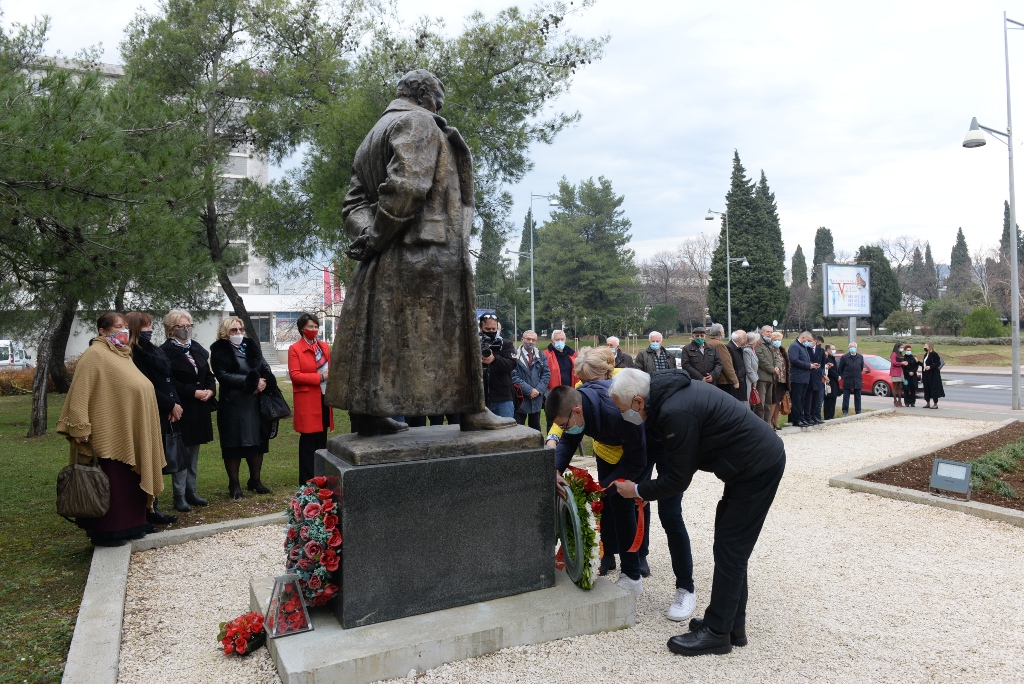 Delegacija Glavnog grada položila vijence na spomenike Partizanu borcu i Josipu Brozu Titu