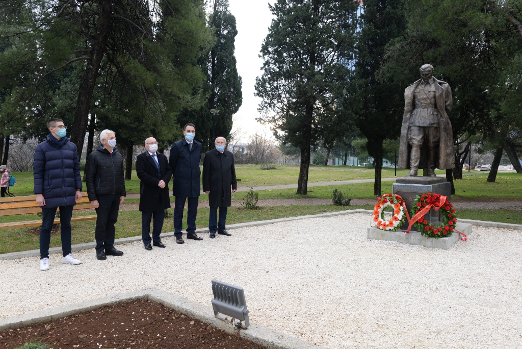 Delegacija Glavnog grada položila vijence na spomenike Partizanu borcu i Josipu Brozu Titu