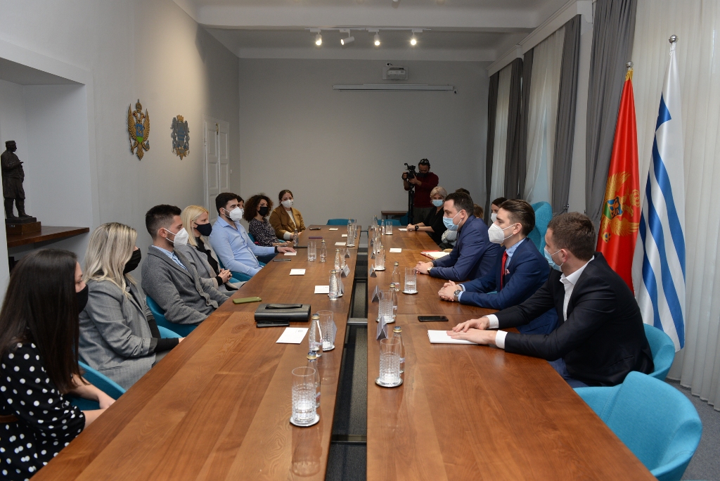 Podrška kreativnom preduzetništvu nastavlja se i naredne godine; Uručeni vaučeri za 12 najkreativnijih ideja