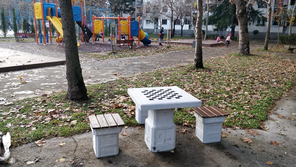 Stolovi za stoni tenis i šah postavljeni na više lokacija u gradu