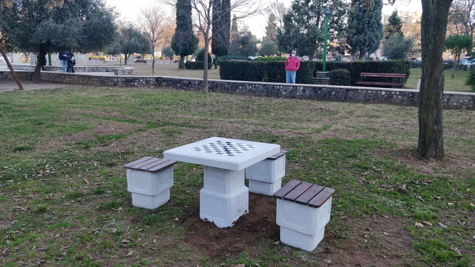 Stolovi za stoni tenis i šah postavljeni na više lokacija u gradu