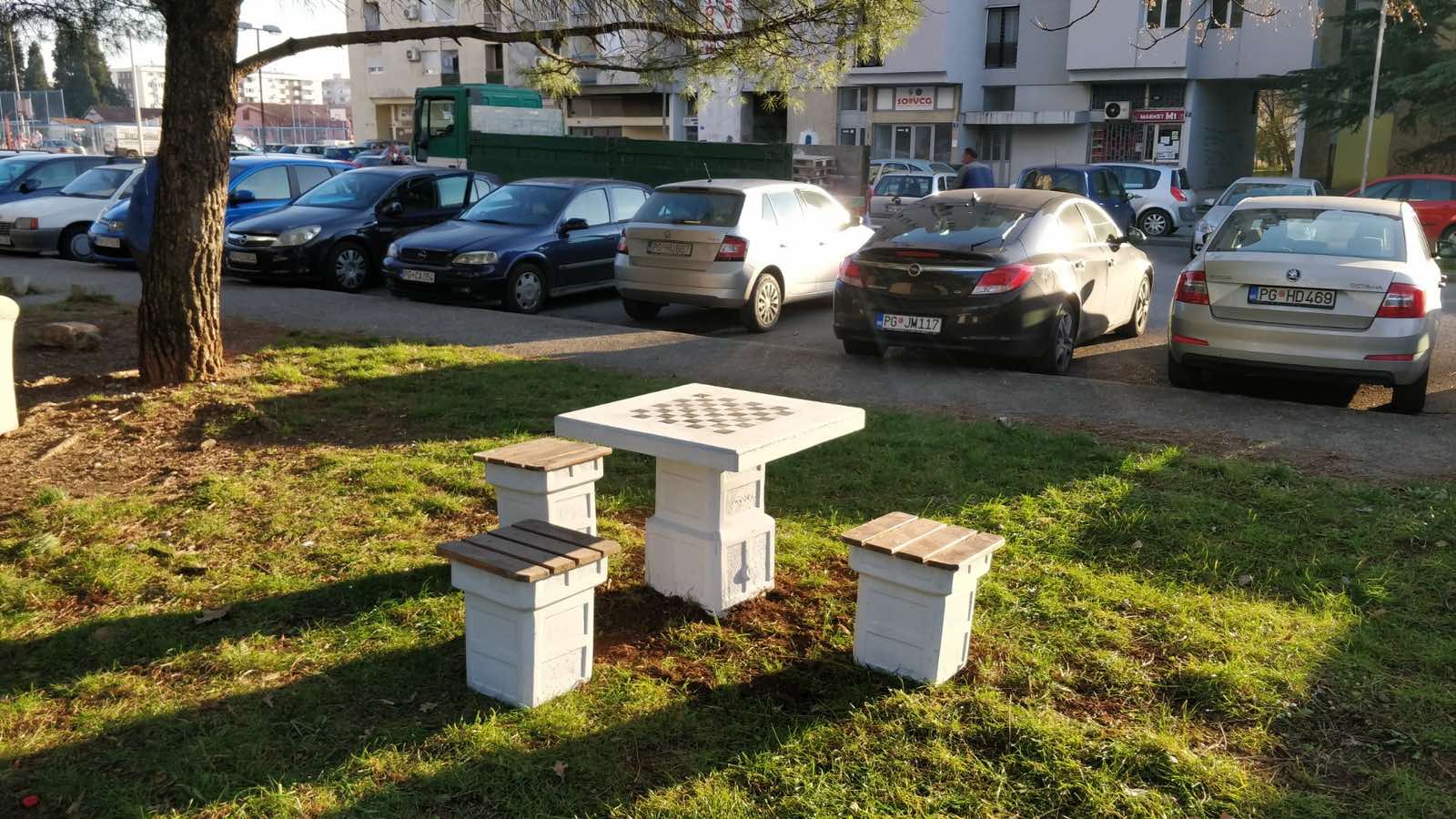 Stolovi za stoni tenis i šah postavljeni na više lokacija u gradu