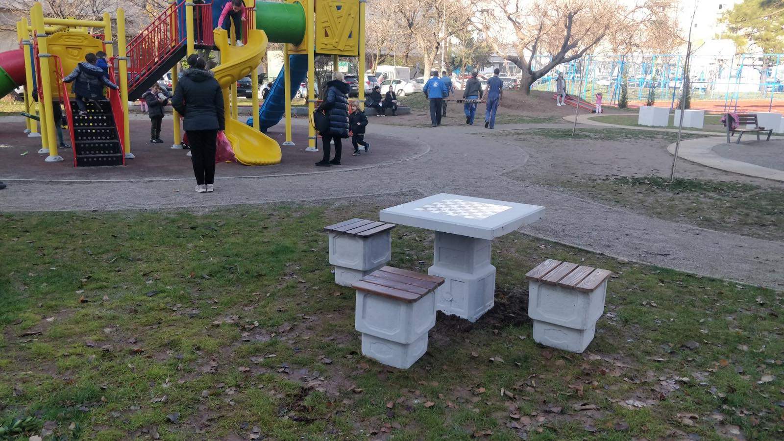 Stolovi za stoni tenis i šah postavljeni na više lokacija u gradu