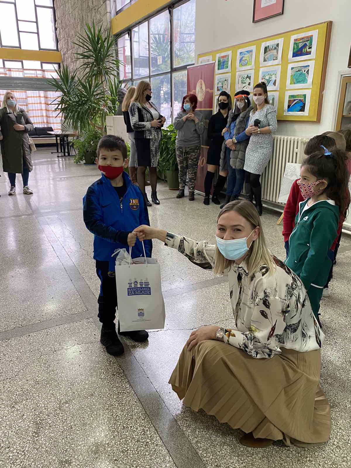 Kancelarija za mlade Glavnog grada uručila novogodišnje poklone za Dnevni centar na Starom aerodromu i prvake OŠ "Marko Miljanov"